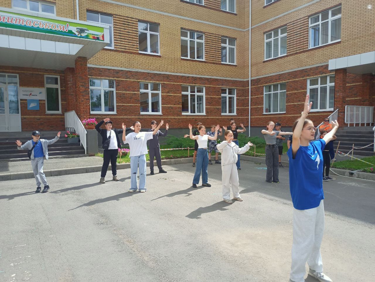 День Первых в школьном лагере!.